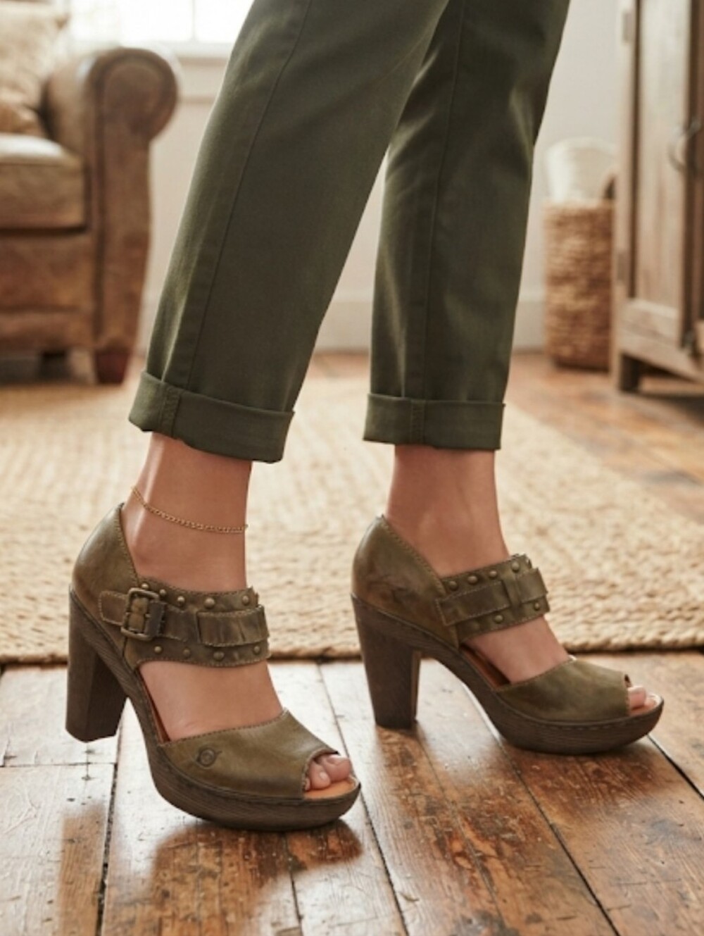 Born Women’s Distressed Leather Olive Green Chunky Heel Sandals Shoes Sz 7